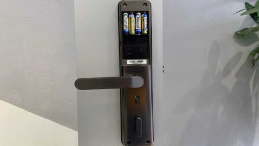 Cách thay Pin khóa cửa điện tử