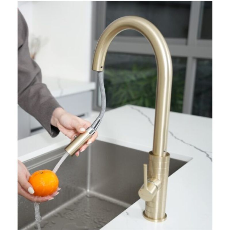 Hình ảnh thực tế vòi rửa bát nóng lạnh Venice Gold có dây rút Hình ảnh thực tế vòi rửa bát nóng lạnh Venice Gold có dây rút